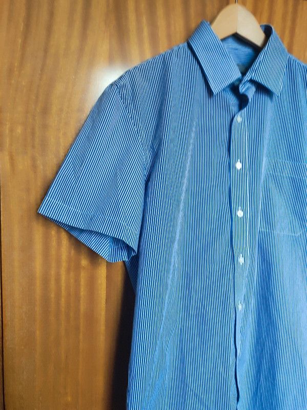 Camisa con estampado de rayas blancas y azules