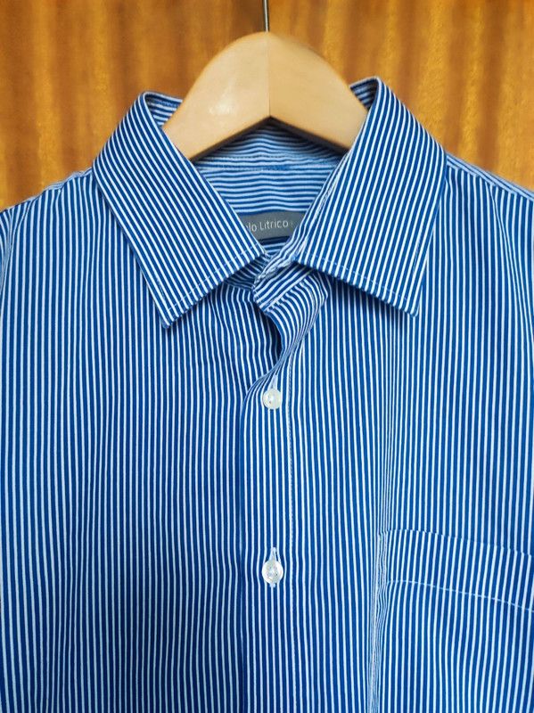 Camisa con estampado de rayas blancas y azules