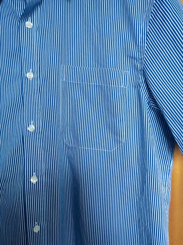 Camisa con estampado de rayas blancas y azules