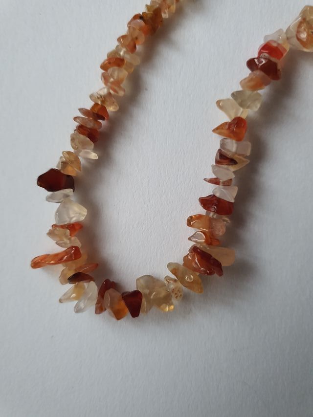 Conjunto collar y pulseras. chips cuarzo y citrino