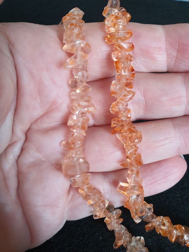Conjunto collar y pulseras. chips cuarzo y citrino