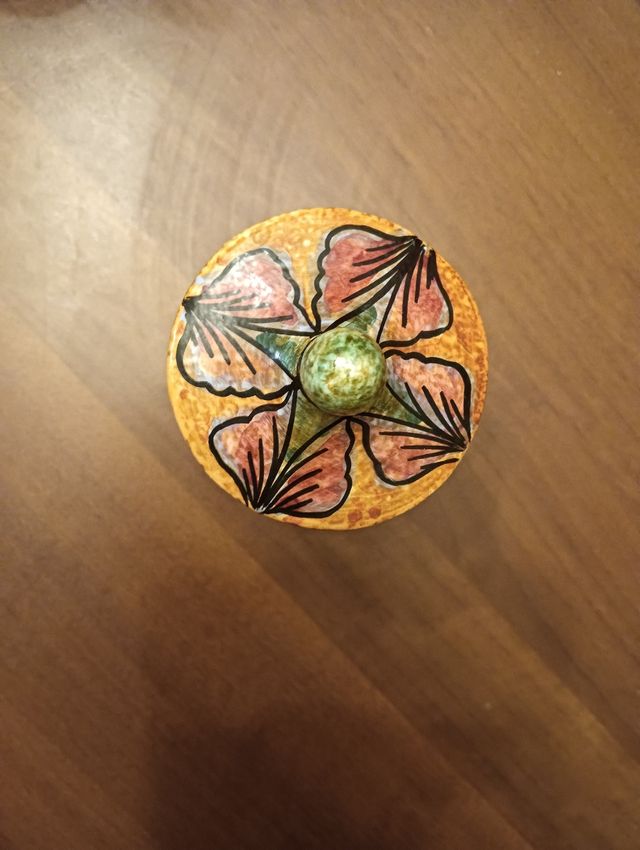 Vasetto con coperchio in ceramica