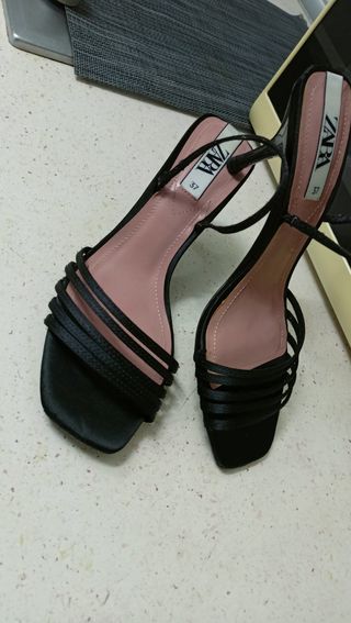 sandalias de tacón (zara)