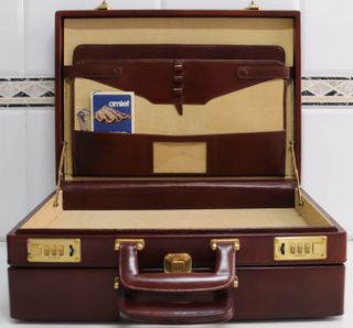 MALETIN RIGIDO DE PIEL