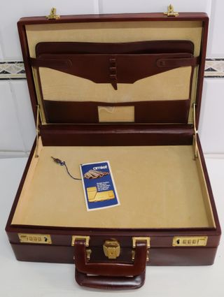 MALETIN RIGIDO DE PIEL