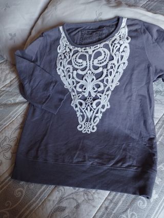 Sudadera con puntilla