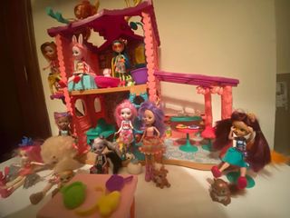 Casa con muñecas de echantimals