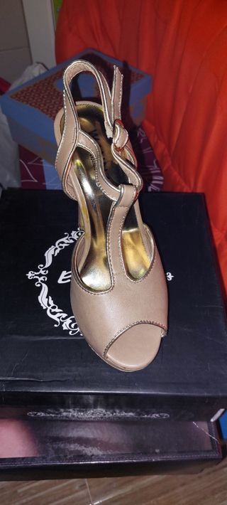 Vendo zandalias con tacon alto