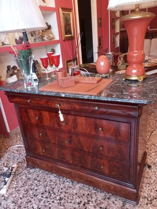 Bellissimo cassettone antico con marmo nero