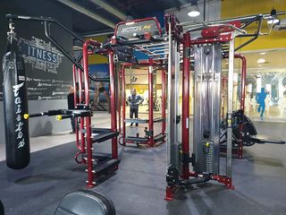 MAQUINARIA PROFESIONAL GYM