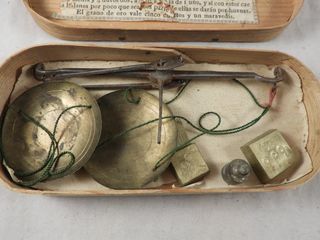 BALANZA DE ORO ANTIGUA CON PONDERALES S, XIX