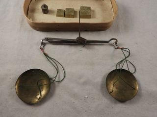 BALANZA DE ORO ANTIGUA CON PONDERALES S, XIX