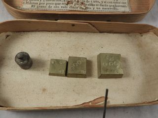 BALANZA DE ORO ANTIGUA CON PONDERALES S, XIX