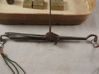 BALANZA DE ORO ANTIGUA CON PONDERALES S, XIX