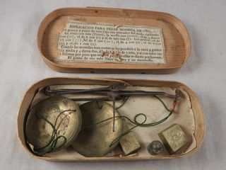 BALANZA DE ORO ANTIGUA CON PONDERALES S, XIX