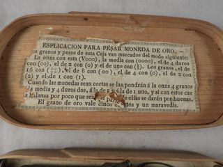 BALANZA DE ORO ANTIGUA CON PONDERALES S, XIX