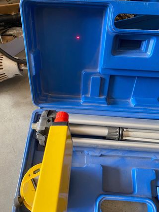 NIVEL LASER TRIPODE POWERFIX ESTUCHE