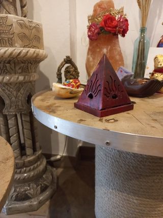 Mesa y 2 asientos madera restaurados.