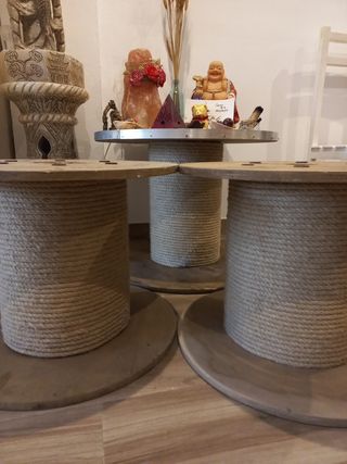 Mesa y 2 asientos madera restaurados.