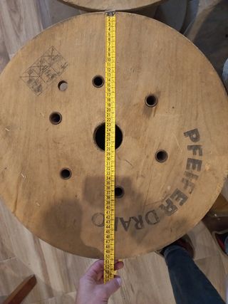 Mesa y 2 asientos madera restaurados.