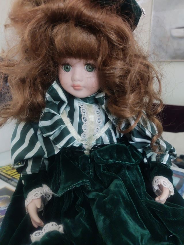 Muñeca antigua de porcelana 40 cm altura.