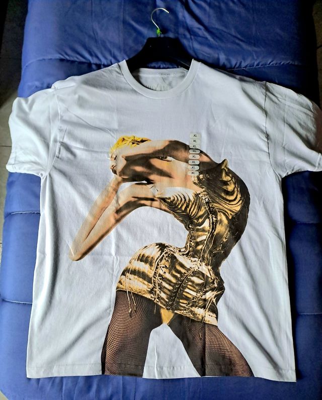 T-shirt Madonna Celebration tour second hand for 75 EUR in Loreto 