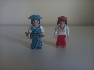 Playmobil piratas (vendida la de la falda roja)