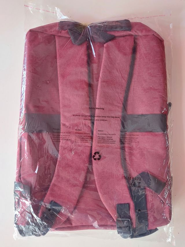 Mochila acolchada burdeos con usb