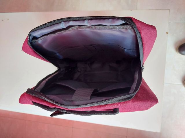 Mochila acolchada burdeos con usb