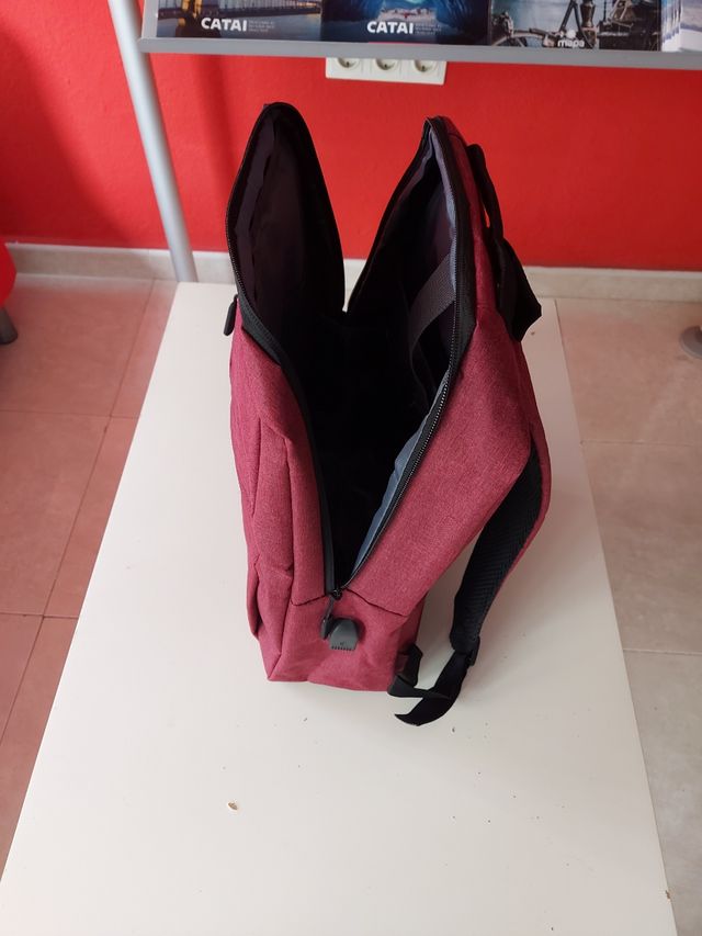 Mochila acolchada burdeos con usb