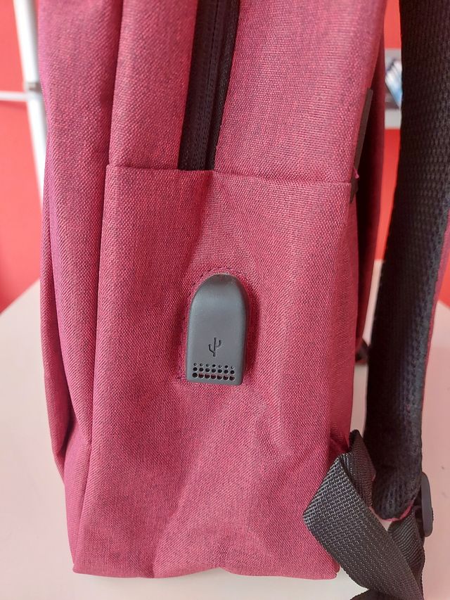 Mochila acolchada burdeos con usb