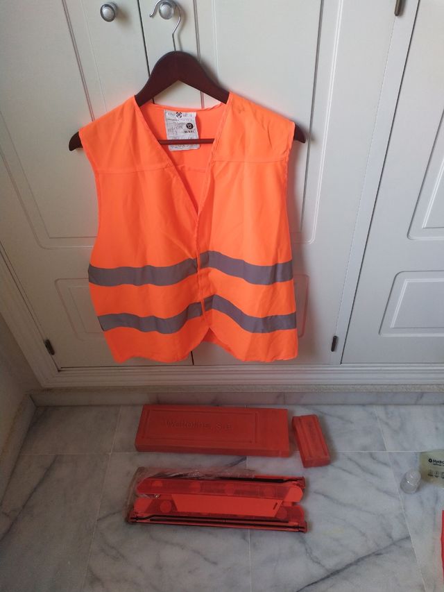 Juego de triángulos y chaleco de emergencia