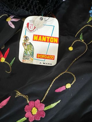 Manton de Manila, negro de Seda bordado a mano.