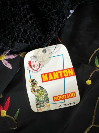 Manton de Manila, negro de Seda bordado a mano.