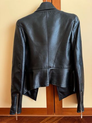 Giacca ecopelle nera. Mangano