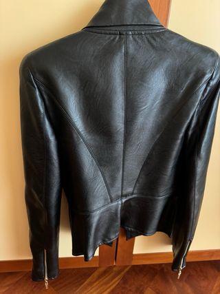 Giacca ecopelle nera. Mangano
