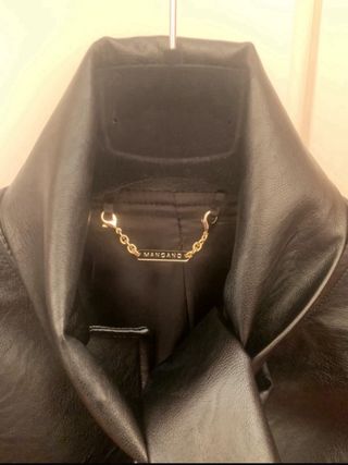 Giacca ecopelle nera. Mangano