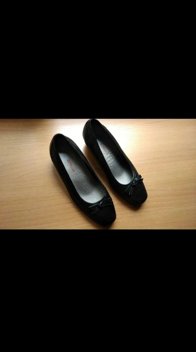 Zapato negro en piel, tacón bajo cuadrado.