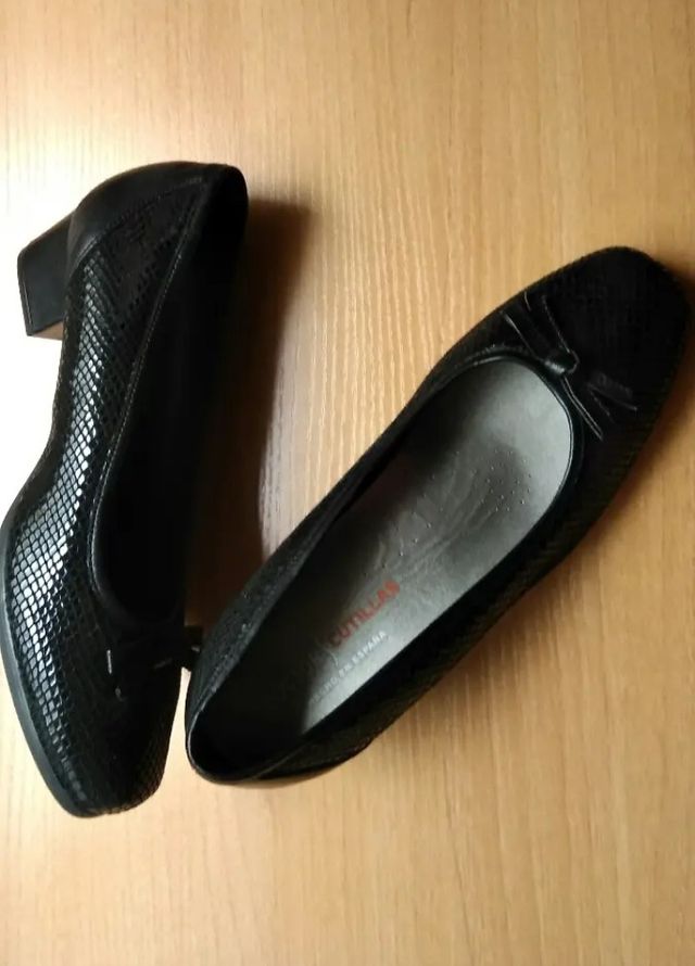 Zapato negro en piel, tacón bajo cuadrado.
