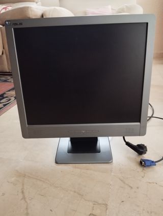Pantalla y teclado para ordenador de sobremesa