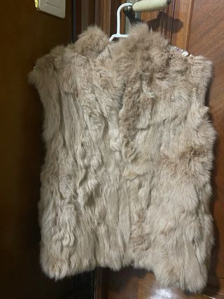 chaleco camel pelo con aplicaciones colores