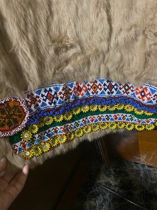 chaleco camel pelo con aplicaciones colores