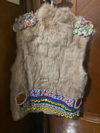chaleco camel pelo con aplicaciones colores