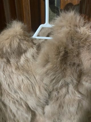 chaleco camel pelo con aplicaciones colores