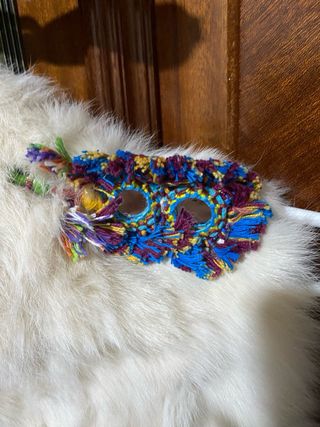 chaleco blanco de pelo con aplicaciones