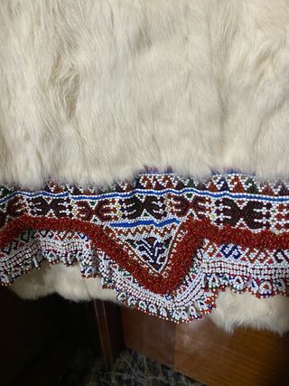 chaleco blanco de pelo con aplicaciones