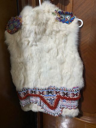 chaleco blanco de pelo con aplicaciones