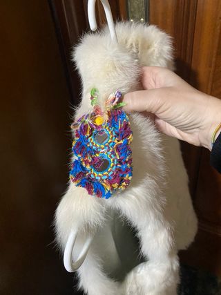 chaleco blanco de pelo con aplicaciones