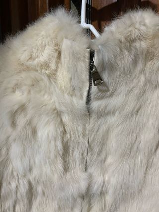 chaleco blanco de pelo con aplicaciones