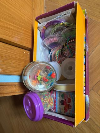 Caja de cuentas, abalorios y pulseras